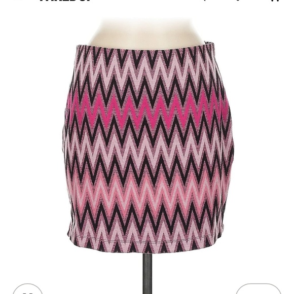 EXPRESS Pink High Waisted Stretchy Mini Skirt Chevron - Picture 2 of 2